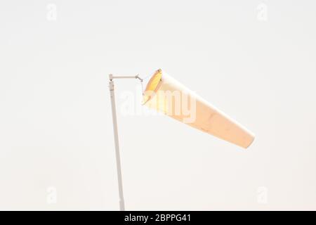 Chaussette de vent orange contre le ciel bleu. Chaussette de vent de l'équipement vérifier la direction du souffle de vent dans la journée et aucun souffle de vent sur ciel couvert nuageux. Banque D'Images