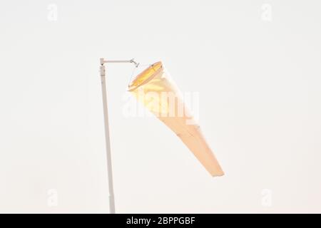 Chaussette de vent orange contre le ciel bleu. Chaussette de vent de l'équipement vérifier la direction du souffle de vent dans la journée et aucun souffle de vent sur ciel couvert nuageux. Banque D'Images