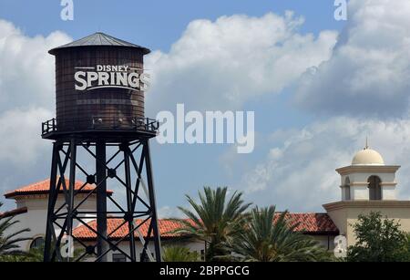 Lake Buena Vista, Floride, États-Unis. 19 mai 2020. Le panneau Disney Springs de Walt Disney World est visible un jour avant que le complexe de vente au détail, de restauration et de divertissement ne commence à rouvrir progressivement après la fermeture du parc thématique le 16 mars 2020 en raison de la pandémie du coronavirus. Tous les visiteurs de Disney Springs devront porter des revêtements de visage et les soumettre aux contrôles de température. Crédit : Paul Hennessy/SOPA Images/ZUMA Wire/Alay Live News Banque D'Images