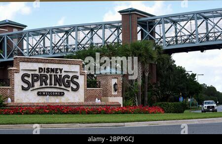 Lake Buena Vista, Floride, États-Unis. 19 mai 2020. Un panneau à l'entrée de Disney Springs à Walt Disney World est visible un jour avant que le complexe de vente au détail, de restauration et de divertissement ne commence à rouvrir progressivement après la fermeture du parc thématique le 16 mars 2020 en raison de la pandémie du coronavirus. Tous les visiteurs de Disney Springs devront porter des revêtements de visage et les soumettre aux contrôles de température. Crédit : Paul Hennessy/SOPA Images/ZUMA Wire/Alay Live News Banque D'Images
