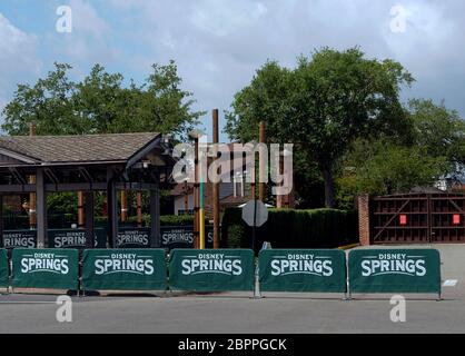 Lake Buena Vista, Floride, États-Unis. 19 mai 2020. Des barricades et des barrières fermées sont visibles à l'entrée de Disney Springs à Walt Disney World un jour avant que le complexe de vente au détail, de restauration et de divertissement ne commence à rouvrir progressivement après la fermeture du parc thématique le 16 mars 2020 en raison de la pandémie du coronavirus. Tous les visiteurs de Disney Springs devront porter des revêtements de visage et les soumettre aux contrôles de température. Crédit : Paul Hennessy/SOPA Images/ZUMA Wire/Alay Live News Banque D'Images