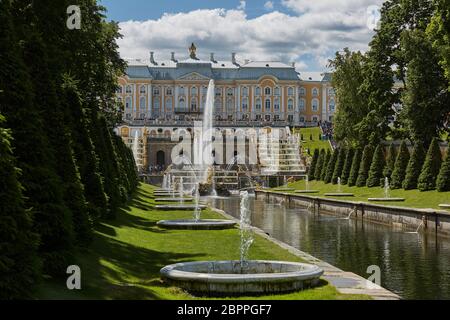 ST. PETERSBURG, RUSSIE - Juillet 08, 2017 : avis du célèbre monument de Peterhof Palace, proche de la ville de Saint-Pétersbourg en Russie au cours de journée ensoleillée. Banque D'Images