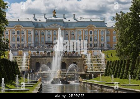 ST. PETERSBURG, RUSSIE - Juillet 08, 2017 : avis du célèbre monument de Peterhof Palace, proche de la ville de Saint-Pétersbourg en Russie au cours de journée ensoleillée. Banque D'Images