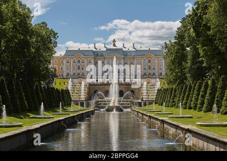 ST. PETERSBURG, RUSSIE - Juillet 08, 2017 : avis du célèbre monument de Peterhof Palace, proche de la ville de Saint-Pétersbourg en Russie au cours de journée ensoleillée. Banque D'Images