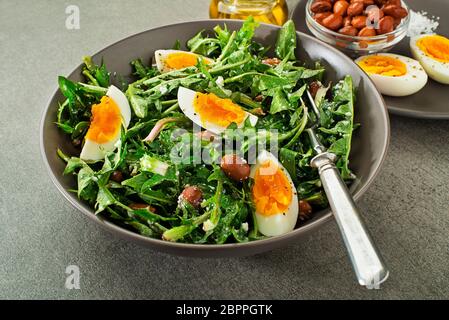 Salade de pissenlit frais sain avec des oeufs et des haricots, Close up Banque D'Images