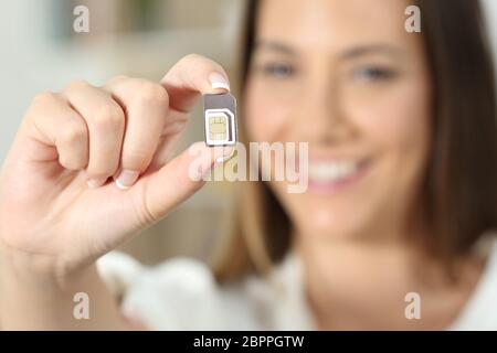 Portrait d'une femme heureuse main tenant une carte sim Banque D'Images