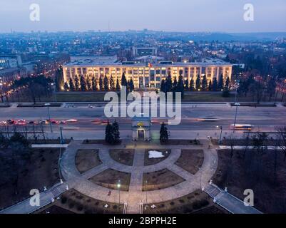 Vue aérienne de drone du centre-ville de chisinau la nuit avec ciel clair et bleu, bâtiment du gouvernement et arche, Moldavie Banque D'Images