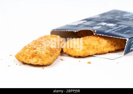 Le poisson congelé dans une boîte en carton sur une surface blanche Banque D'Images