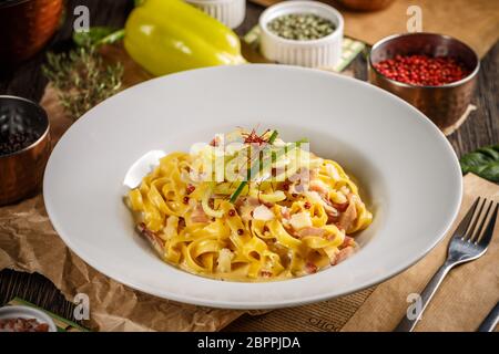 Assiette de tagliatelle carbonara cuisine italienne dans un restaurant traditionnel Banque D'Images