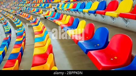 Bancs colorés dans un stade Banque D'Images