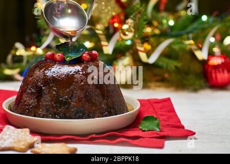 Pouding de noël sur fond de sapin décoré. Copier l'espace Banque D'Images