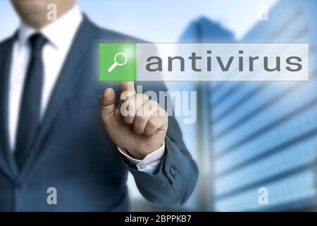 Navigateur antivirus est exploité par l'homme d'affaires. Banque D'Images