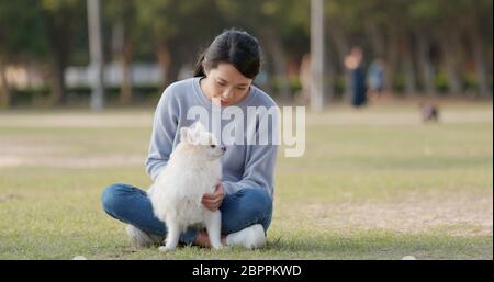 Femme jouant avec son chien à l'extérieur parc Banque D'Images