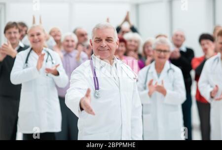 Le médecin donne la main dans un hôpital moderne lumineux Banque D'Images