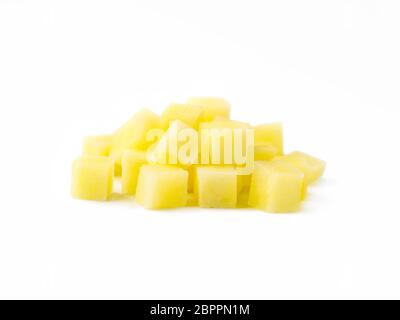 Tas de dés de pommes de terre crues isolé sur fond blanc. Pommes de terre non cuites pile cube. Isolé sur blanc avec chemin de détourage. Banque D'Images