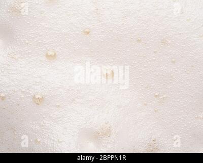 Texture mousse extreme close up comme arrière-plan. La bière ou la mousse cappucino avec bulles shoot macro. L'espace de copie pour le texte. Banque D'Images