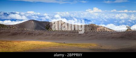 Sentier de randonnée et champ de cendres au-dessus de volcan Irazu au Costa Rica Banque D'Images