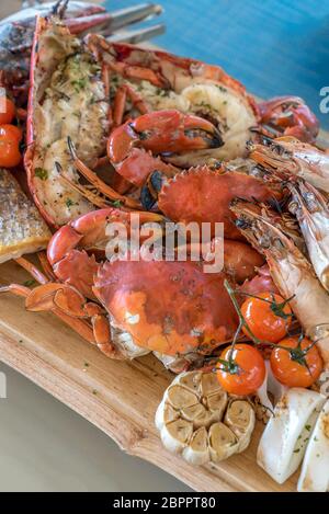 Groumet plateau de fruits de mer sur plaque de bois Banque D'Images