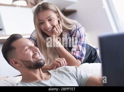 Close up. jeune couple à la recherche à l'écran du portable. Banque D'Images