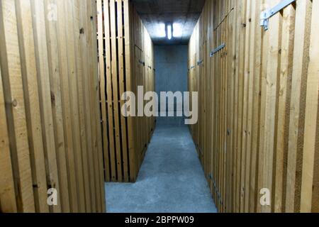 Intérieur d'un bunker avec un intérieur en bois et et avec plusieurs couloirs pour se protéger d'une attaque à la bombe Banque D'Images