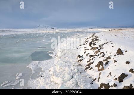 Vue panoramique sur une rivière gelée, l'hiver en Islande, Europe Banque D'Images