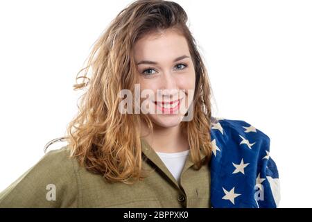 Jolie jeune femme en uniforme de la seconde guerre mondiale us avec un drapeau américain Banque D'Images