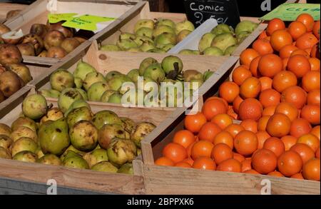 Fruits différents dans les caisses en bois sur le marché Banque D'Images