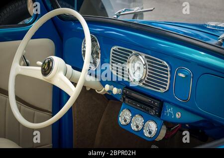 TORONTO, CANADA - 08 18 2018 : intérieur avec volant avec logo, indicateur de vitesse, cadran de régime sur le panneau avant de Volkswagen Beetle oldtimer bleu 1955 Banque D'Images