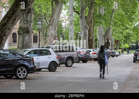 Zagreb, Croatie - 16 avril 2020 : après un fort tremblement de terre qui a endommagé beaucoup de voitures sont des voitures de stationnement dans le parc Zrinjevac en raison de la crainte que n Banque D'Images