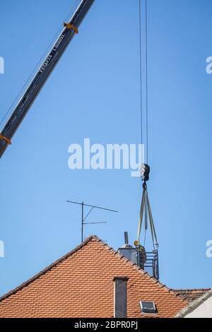 Zagreb, Croatie - 16 avril 2020 : travailleurs avec des grues fixant les toits endommagés par le tremblement de terre de 5.5 sur l'échelle de Richter il y a un mois. Banque D'Images