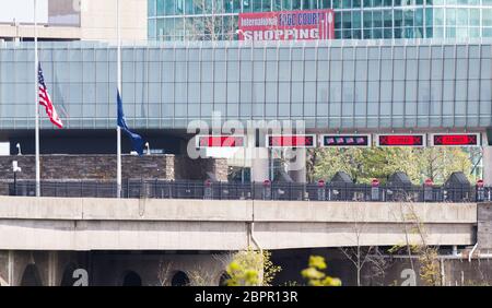 Niagara, Canada. 19 mai 2020. Les comptoirs fermés du port des services frontaliers des États-Unis sont visibles du côté canadien du pont Rainbow à Niagara Falls (Ontario), Canada, le 19 mai 2020. Le premier ministre canadien Justin Trudeau a annoncé mardi que le Canada et les États-Unis ont convenu une fois de plus de maintenir la fermeture transfrontalière de tous les voyages non essentiels pendant un autre mois dans le contexte de la pandémie COVID-19. Mardi après-midi, on comptait 79,070 cas confirmés de COVID-19 au Canada, avec plus de 5,900 décès, alors que les États-Unis en avaient plus d'un. Crédit: Xinhua/Alay Live News Banque D'Images