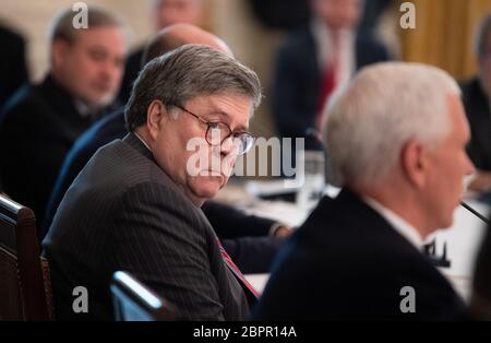 Washington, États déliés. 19 mai 2020. Le procureur général William Barr écoute les propos du président Donald Trump lors d'une réunion du Cabinet à la salle East à la Maison Blanche à Washington, DC, le mardi 19 mai 2020. Photo de Kevin Dietsch/UPI crédit: UPI/Alay Live News Banque D'Images