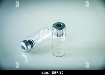 Deux bouteilles en verre sur fond gris Banque D'Images