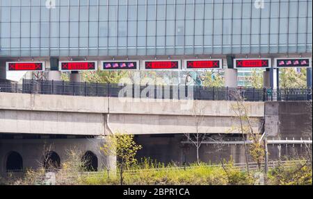 Niagara, Canada. 19 mai 2020. Les comptoirs fermés du port des services frontaliers des États-Unis sont visibles du côté canadien du pont Rainbow à Niagara Falls (Ontario), Canada, le 19 mai 2020. Le premier ministre canadien Justin Trudeau a annoncé mardi que le Canada et les États-Unis ont convenu une fois de plus de maintenir la fermeture transfrontalière de tous les voyages non essentiels pendant un autre mois dans le contexte de la pandémie COVID-19. Mardi après-midi, on comptait 79,070 cas confirmés de COVID-19 au Canada, avec plus de 5,900 décès, alors que les États-Unis en avaient plus d'un. Crédit: Xinhua/Alay Live News Banque D'Images