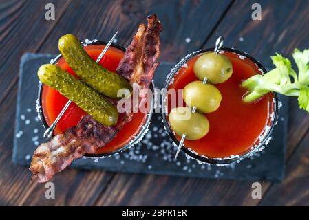 Deux verres de Bloody Mary garnie de cornichons et de céleri Banque D'Images