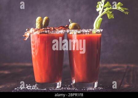 Deux verres de Bloody Mary garnie de cornichons et de céleri Banque D'Images