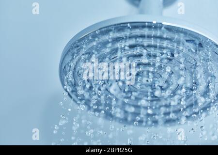 Douche activée, gros plan de la tête de douche au plafond Banque D'Images