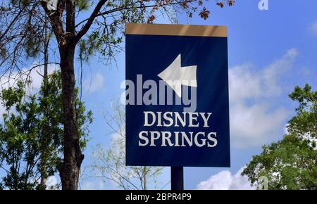 Un panneau indiquant aux visiteurs de Disney Springs à Walt Disney World est visible un jour avant que le complexe de vente au détail, de restauration et de divertissement ne commence à rouvrir progressivement après la fermeture du parc thématique le 16 mars 2020 en raison de la pandémie du coronavirus. Tous les visiteurs de Disney Springs devront porter des revêtements de visage et les soumettre aux contrôles de température. Banque D'Images