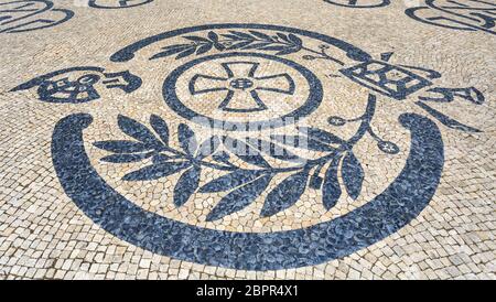 Pavés typiques portugais créer balck et blanc à l'aide de galets de basalte et de calcaire, à Lisbonne, Portugal Banque D'Images