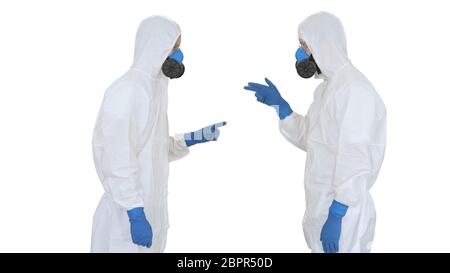 Les médecins ou les scientifiques en costume de hazamat se rencontrent et se secouent la main sur fond blanc. Banque D'Images