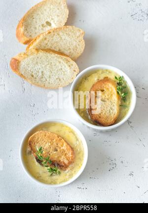 Deux bols de soupe à l'oignon avec du thym sur la table Banque D'Images