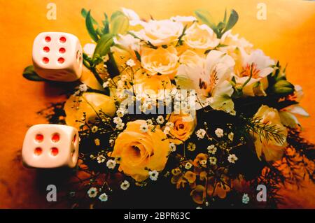 Selective focus on : jeu de dés Casino dice. Numéro 6 dés sur fond coloré. Dés de jeu rouge sur fond de fleurs. Prix pour le texte. Concept de jeu. Banque D'Images