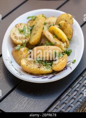 Pommes de terre aux herbes saupoudrée de persil vert Banque D'Images