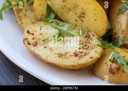 Pommes de terre aux herbes saupoudrée de persil vert Banque D'Images