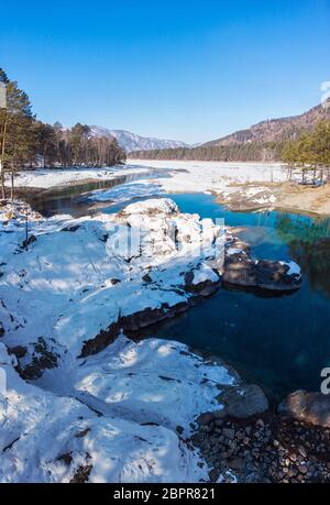 Vue aérienne de l'hiver lacs bleus dans les montagnes de l'Altaï Banque D'Images