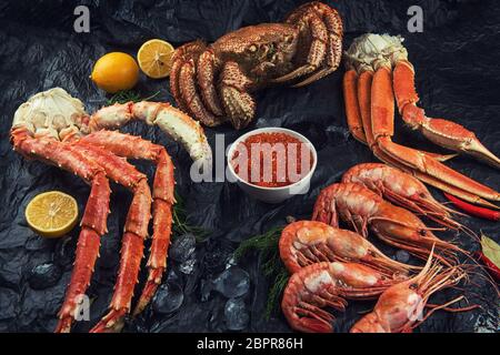 Ensemble de fruits de mer : caviar rouge et noir, branche du crabe poilu, branche du crabe des neiges, crabe kamchatka l'extrême-orient Banque D'Images