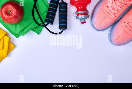 Chaussures de sport et autres articles textiles pour la remise en forme sur un fond blanc, vue du dessus, copy space Banque D'Images