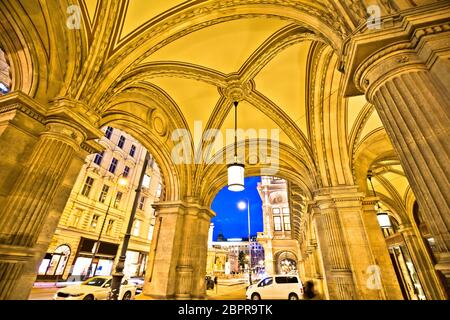 Maison de l'Opéra de Vienne d'arcades et de soir Street view, capitale de l'Autriche Banque D'Images