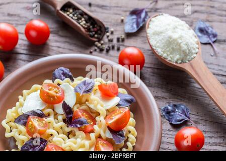 Les Fusilli lunghi au fromage et tomates cerises Banque D'Images