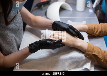 Salon de beauté, application de crème hydratante sur les mains des clients et massage. Manucure au salon. MANUCURE SPA, massage des mains et soins du corps. Gros plan Banque D'Images